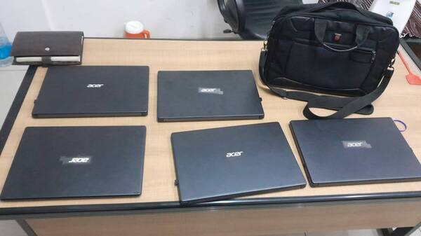 Pillan a niño de 11 añitos y a otros don menores hurtando computadoras en un edificio