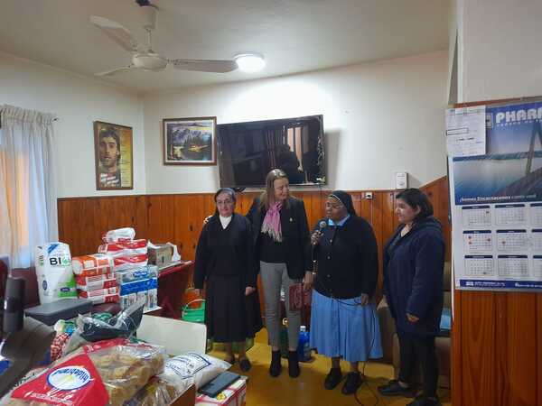 UNAE entrega donaciones al Hogar de Ancianos Santa María en Encarnación