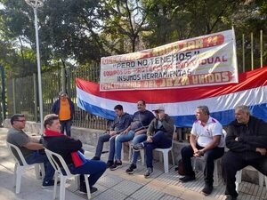 Manifestantes se encadenan a rejas del Jardín Botánico - Nacionales - ABC Color
