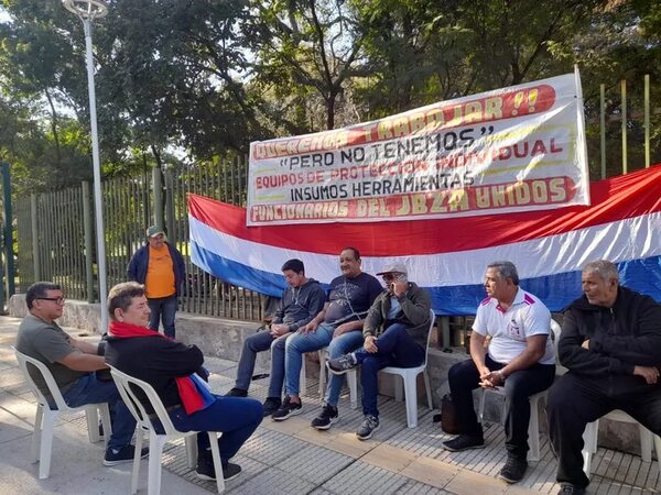 Manifestantes se encadenan a rejas del Jardín Botánico - Nacionales - ABC Color