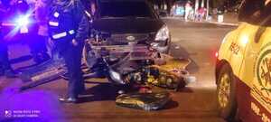 ACCIDENTE DE TRÁNSITO EN EL BARRIO ARROYO PORÁ INVOLUCRA A AUTOMÓVIL Y MOTOCICLETA - Itapúa Noticias