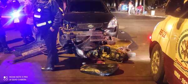 ACCIDENTE DE TRÁNSITO EN EL BARRIO ARROYO PORÁ INVOLUCRA A AUTOMÓVIL Y MOTOCICLETA - Itapúa Noticias