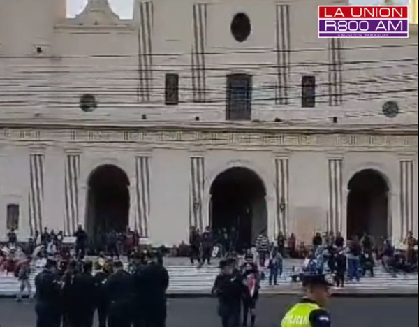 Indígenas se manifiestan frente a La Catedral de Asunción