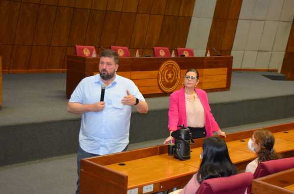 Kattya González, muy sorprendida por el apoyo de Kemper a Beto Ovelar