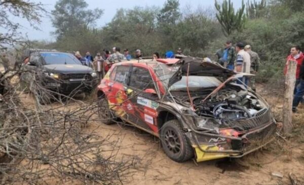 Susto en el rally: Camioneta estacionó mal y competidores chocaron