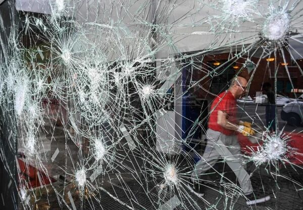 Tercera noche de furia en Francia: un joven fallecido, un disparo y decenas de edificios incendiados - Mundo - ABC Color