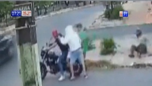 Tumbaron a patadas a un adulto mayor para robarle la moto - Noticias Paraguay