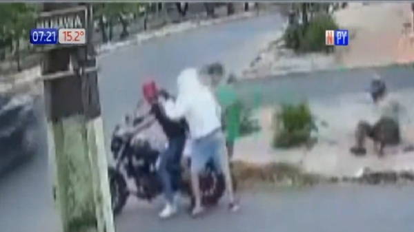 Tumbaron a patadas a un adulto mayor para robarle la moto - Noticias Paraguay