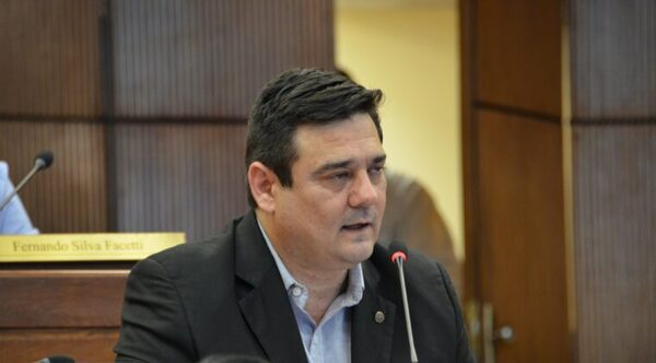 Hospitalizan al senador Salyn Buzarquis y no jurará hoy