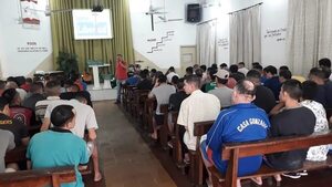 Organizan encuentro amistoso entre hijos de internos y albirroja de talla baja - Nacionales - ABC Color