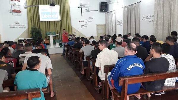 Organizan encuentro amistoso entre hijos de internos y albirroja de talla baja - Nacionales - ABC Color