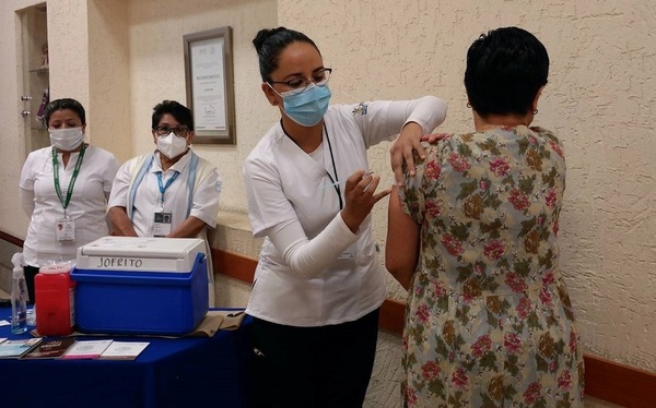 Salud insiste en necesidad de aplicarse las vacunas contra la influenza y el covid-19