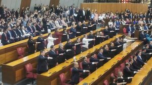 Juraron 43 senadores electos y dos estuvieron ausentes - Política - ABC Color
