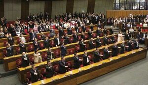 Juran 43 senadores, 2 no estuvieron