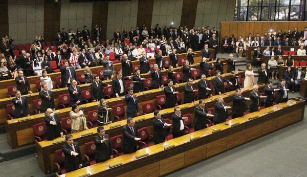 Juran 43 senadores, 2 no estuvieron