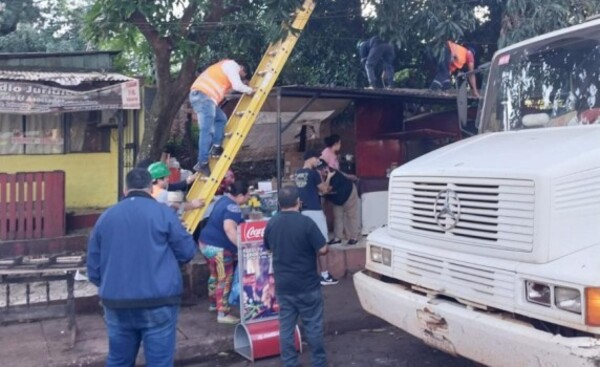 Desmantelan casillas instaladas en vereda frente a la Fiscalía de CDE