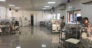 La Nación / “Es difícil creer que cayó de la incubadora”, dice papá de beba herida en hospital