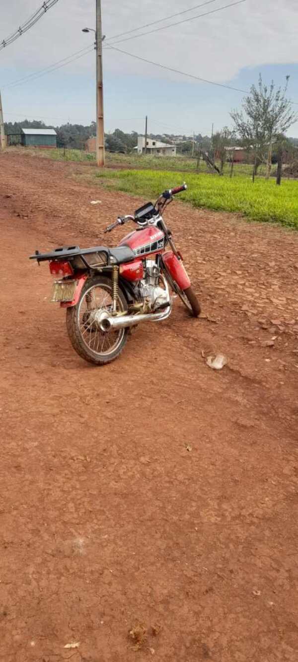 POLICÍA INCAUTA MOTOCICLETA PRESUMIBLEMENTE HURTADA EN MARÍA AUXILIADORA