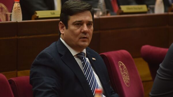 Salyn Buzarquis fue internado de urgencia y posterga juramento como senador