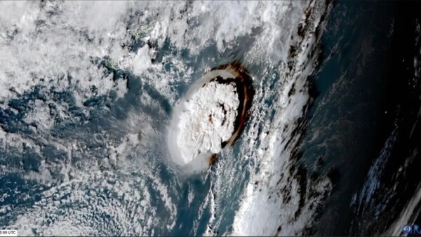 Erupción del volcán submarino Hunga Tonga agitó la atmósfera de todo el planeta