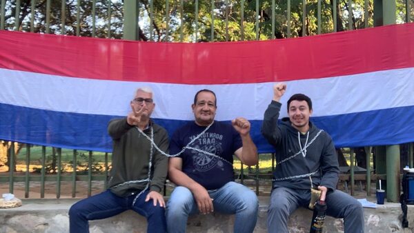 Funcionarios del Jardín Botánico y Zoológico de Asunción se encadenan tras ser sumariados por exigir insumos