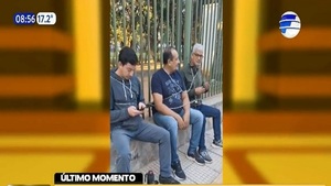 Funcionarios del Jardín Botánico se encadenan a modo de protesta - Noticias Paraguay