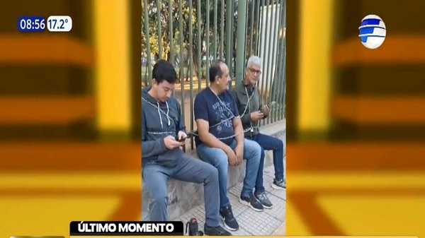 Funcionarios del Jardín Botánico se encadenan a modo de protesta - Noticias Paraguay