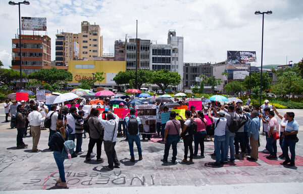 Familias de los 16 funcionarios de seguridad de México secuestrados continúan protestas - MarketData