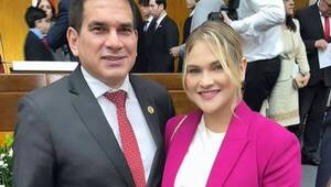 Susan Paradeda acompañó a su novio a su juramento como senador