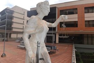 Condenan a tres hombres que atacaron a agentes del GEO que custodiaban un inmueble - ABC en el Este - ABC Color