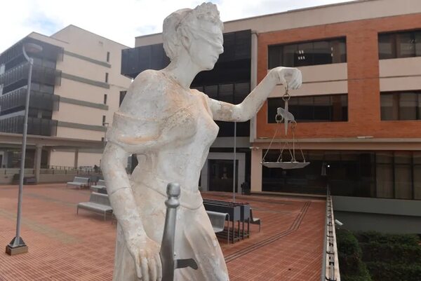 Condenan a tres hombres que atacaron a agentes del GEO que custodiaban un inmueble - ABC en el Este - ABC Color