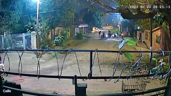 Video: cuatro motoasaltantes rodearon a una persona para robarle su moto y billetera en Calle´í - Nacionales - ABC Color