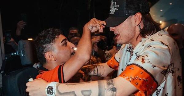 La Nación / ¡Lindo gesto! Peso Pluma se detuvo a saludar a un fan con discapacidad