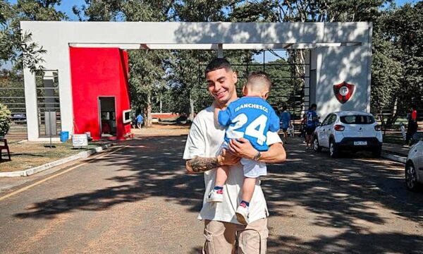 ¡Un crack! Miguel Almirón visitó el Parque Azulgrana y llevó a Franchesco
