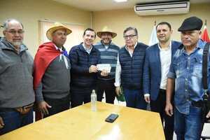 EBY entregó G. 4.810 millones a organizaciones campesinas de Misiones y se destraba movilización