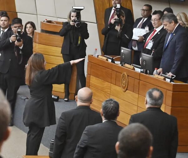 Zena juró tarde y alegó “problemas médicos” - Política - ABC Color
