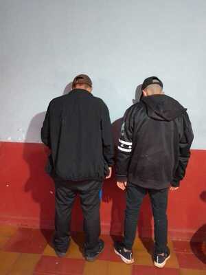 Policía detiene a dos adolescentes minutos después de cometer un asalto en Obligado