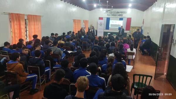 ESTUDIANTES DE NATALIO PARTICIPAN DE CHARLA SOBRE «ALCOHOLISMO Y DROGADICCIÓN»