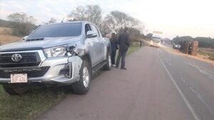 Vuelco de camión de gran porte ocasiona choque entre dos vehículos - Nacionales - ABC Color