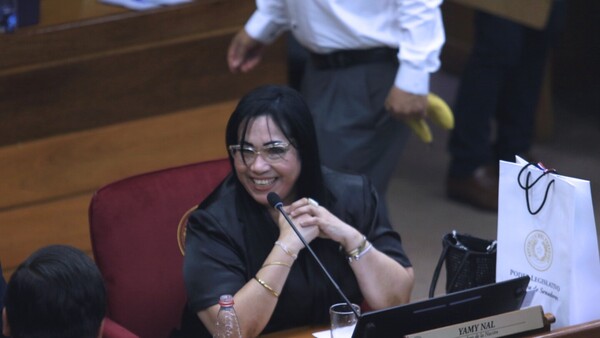 Yamy Nal “dio la cara” en el juramento de los senadores