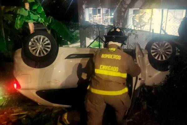 Quiso salir del estacionamiento y terminó “volando” con auto y todo