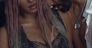 La Nación / Con silueta de sirena, Shakira conquistó a sus fans en el clip “Copa vacía”