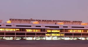 Amputan pierna a mujer tras quedar atrapada en pasarela de aeropuerto de Bangkok - Radio Imperio
