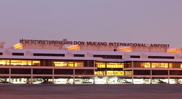 Amputan pierna a mujer tras quedar atrapada en pasarela de aeropuerto de Bangkok - Radio Imperio