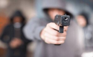 Roban furgón cagado con cigarrillos en asalto domiciliario