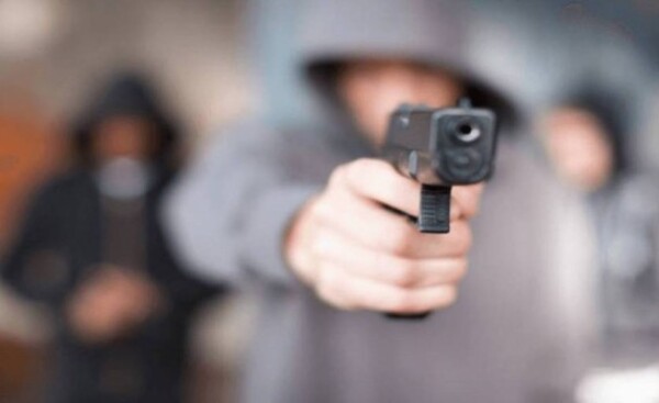 Roban furgón cargado con cigarrillos durante asalto domiciliario