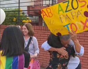 Video: exsenador y su esposa dieron “abrazos de papá y mamá” en marcha del orgullo LGBTI  - Nacionales - ABC Color