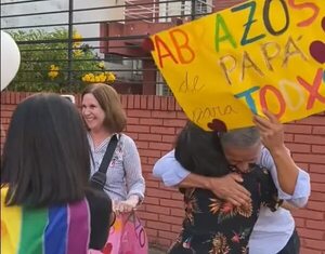 Video: exsenador y su esposa dieron “abrazos de papá y mamá” en marcha del orgullo LGBTI - Nacionales - ABC Color