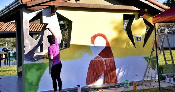 La Nación / Artistas pintan murales en la playa Tacurú Pucú