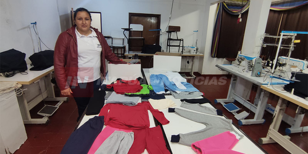 ALUMNAS DEL SNPP DONARÁN MÁS DE 200 PRENDAS DEPORTIVAS AL HOSPITAL REGIONAL DE ENCARNACIÓN - Itapúa Noticias